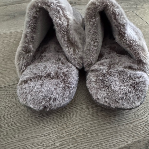Cozy Gray Faux Fur Women's Slippers - Picture 6 of 6